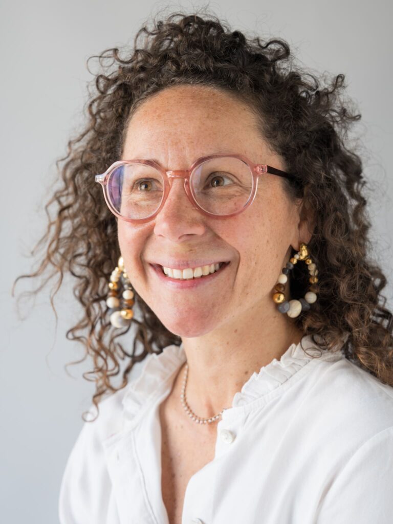 Portrait de Annoa Cirian professeure de yoga et kinésiologie fondatrice de aKy